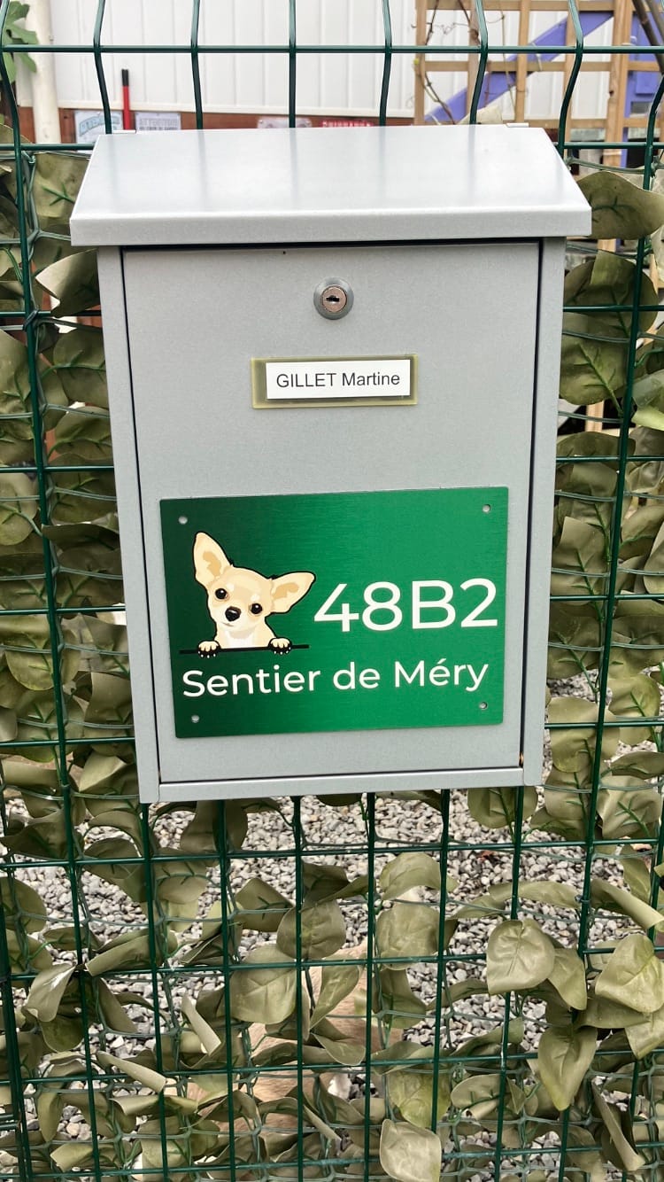 Customer photo review of Chiens curieux et numéro de maison - Plaque de porte personnalisée