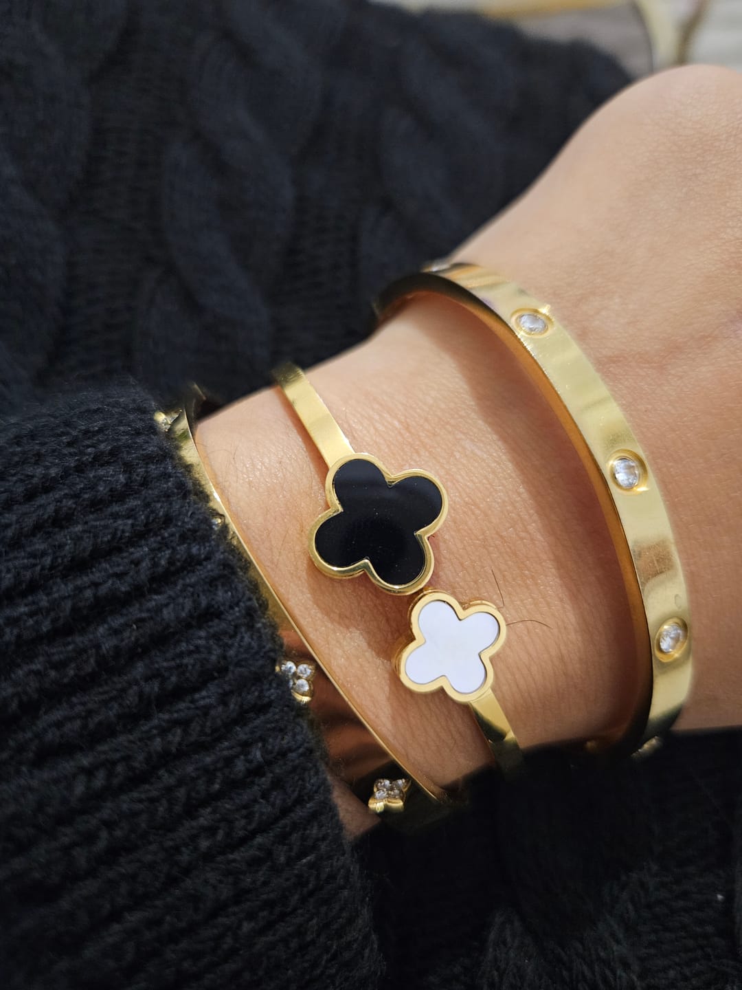 Customer photo review of Black-White Clover Armreif | 18K vergoldet