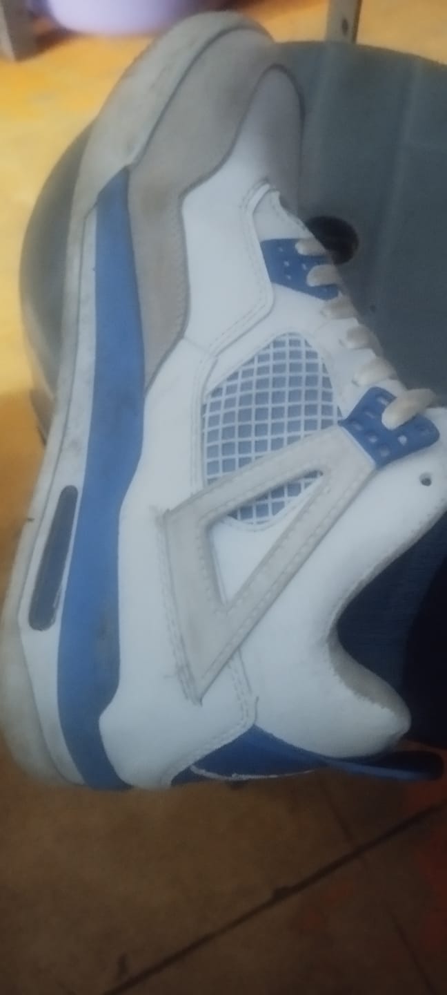 Customer photo review of Tenis Retro 4 Blanco Azul