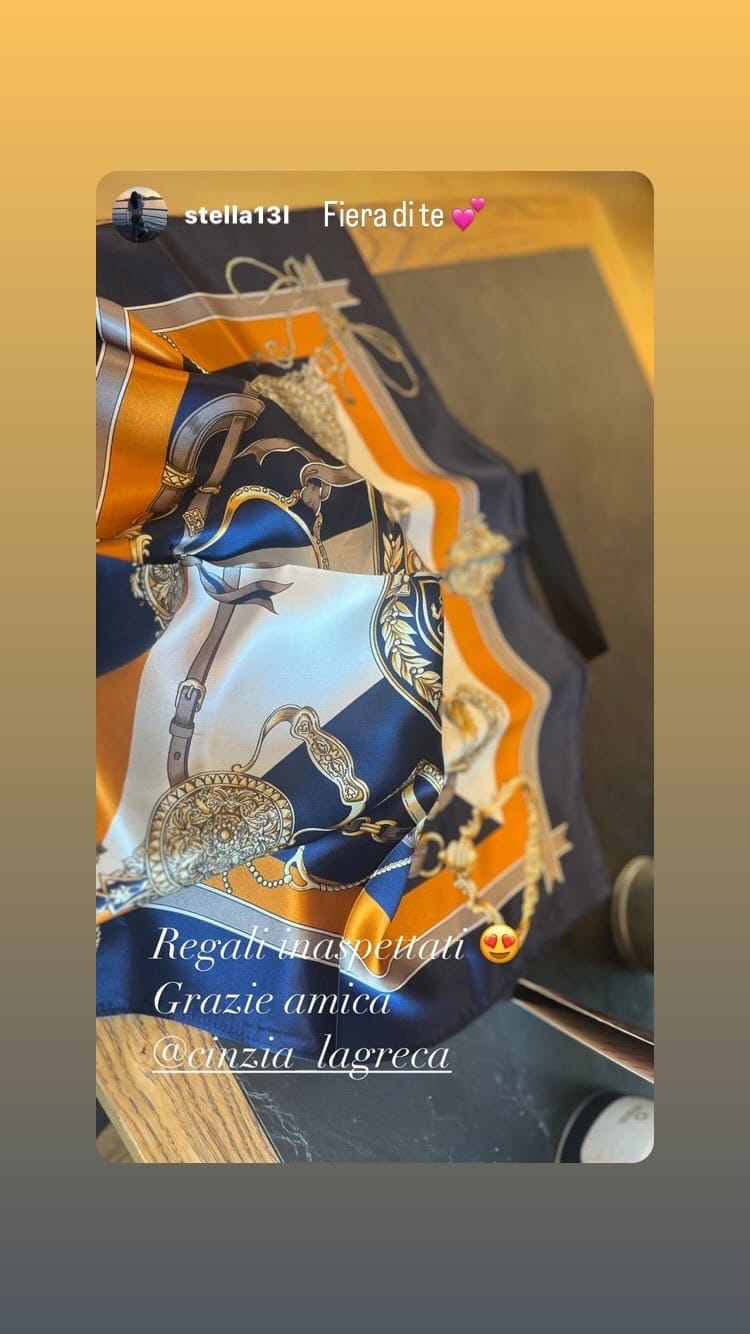 Customer photo review of Afrodite Foulard (100% Seta - 53cm)