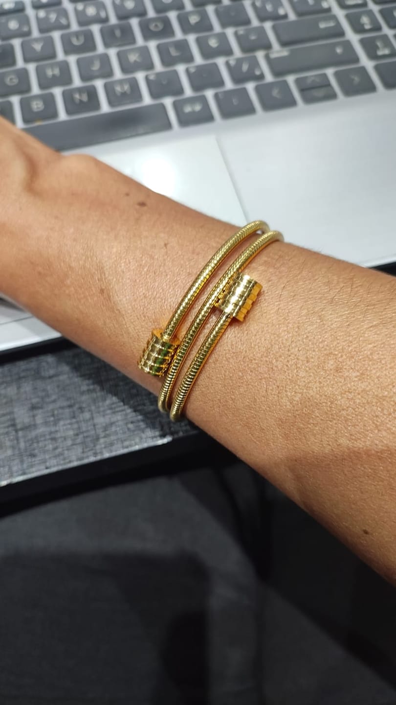 Customer photo review of Bracelete Espiral Tríplice Banhada em Ouro 18K