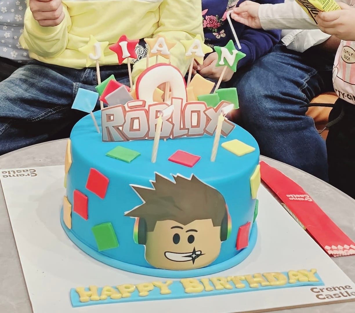 Customer photo review of Roblox Blocks Cake
