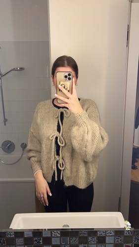 Customer photo review of Helena Schleifen Strickjacke - Taupe