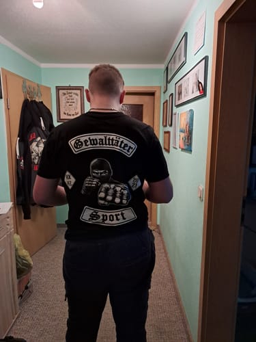 Customer photo review of Gewalttäter Sport Kutte Premium T-Shirt