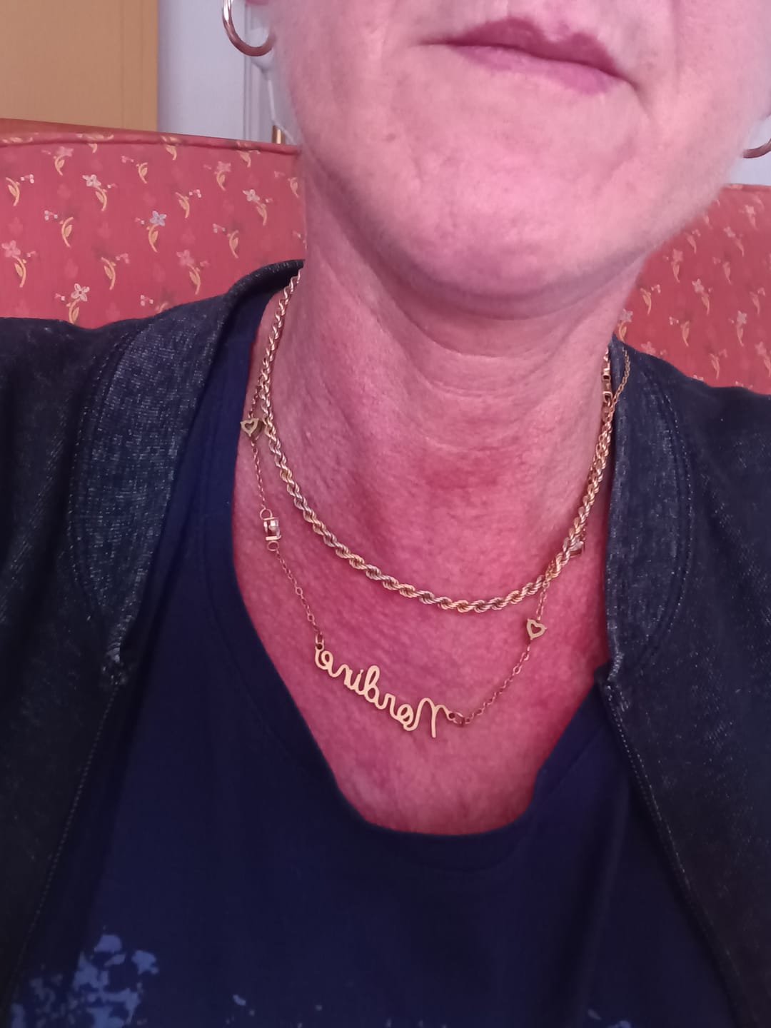 Customer photo review of Collier Cursif avec 4 Coeurs et Pierres