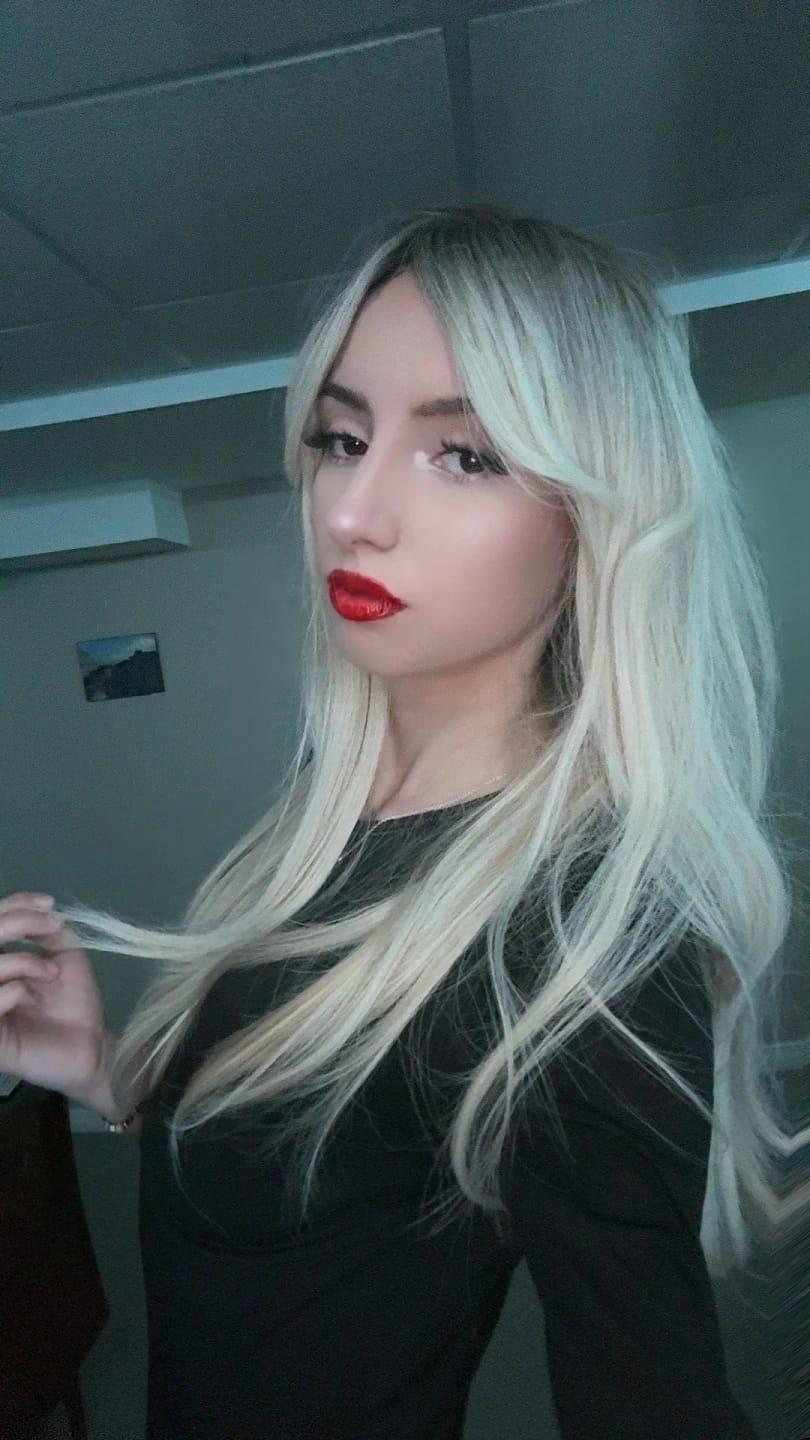 Customer photo review of High Temperature Fiber Wig Ombre Brown-Blonde Long Straight Bangs — Ombre Brown-Blonde | KIMLUD
