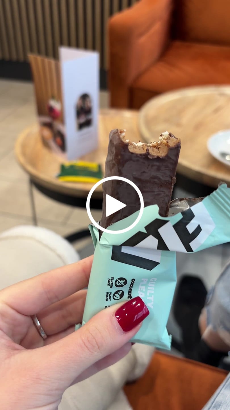 Customer video review of BATON W POLEWIE CZEKOLADOWEJ "СOCONUT COOKIE + ALMOND" 10 X 45G
