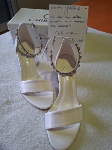 Customer photo review of Sandália Gisele Velvet Branco com Pedrarias
