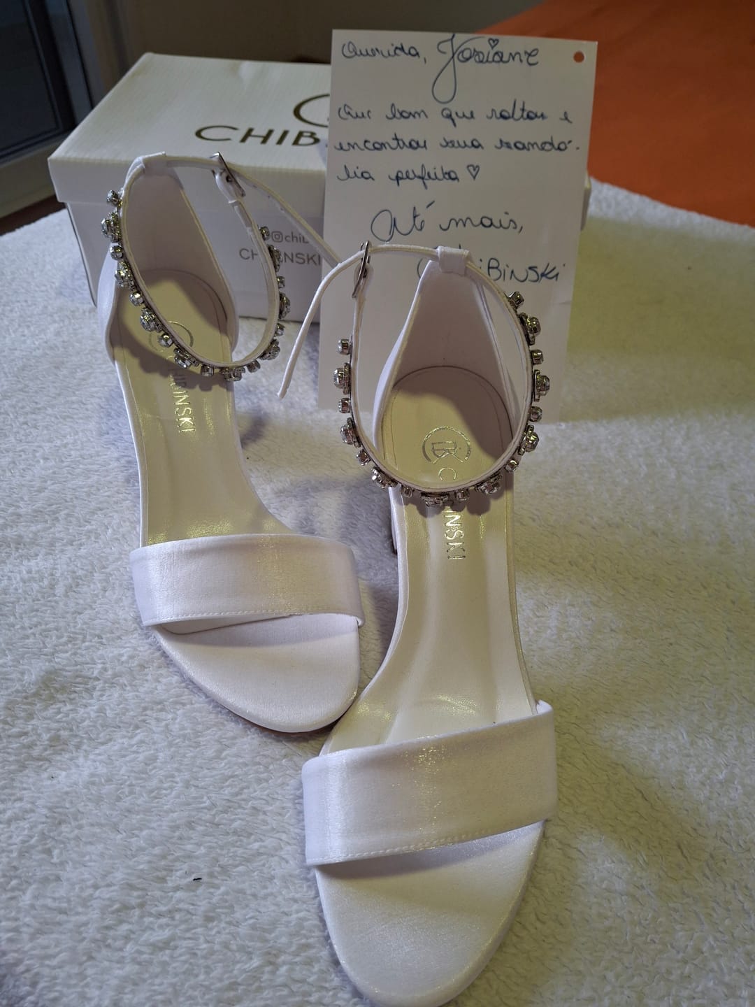 Customer photo review of Sandália Gisele Velvet Branco com Pedrarias