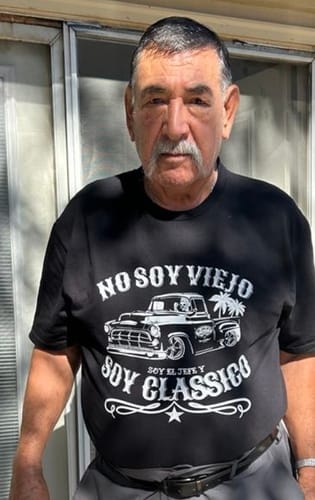 Customer photo review of No Soy Viejo Soy Classico OG El Jefe T-Shirt