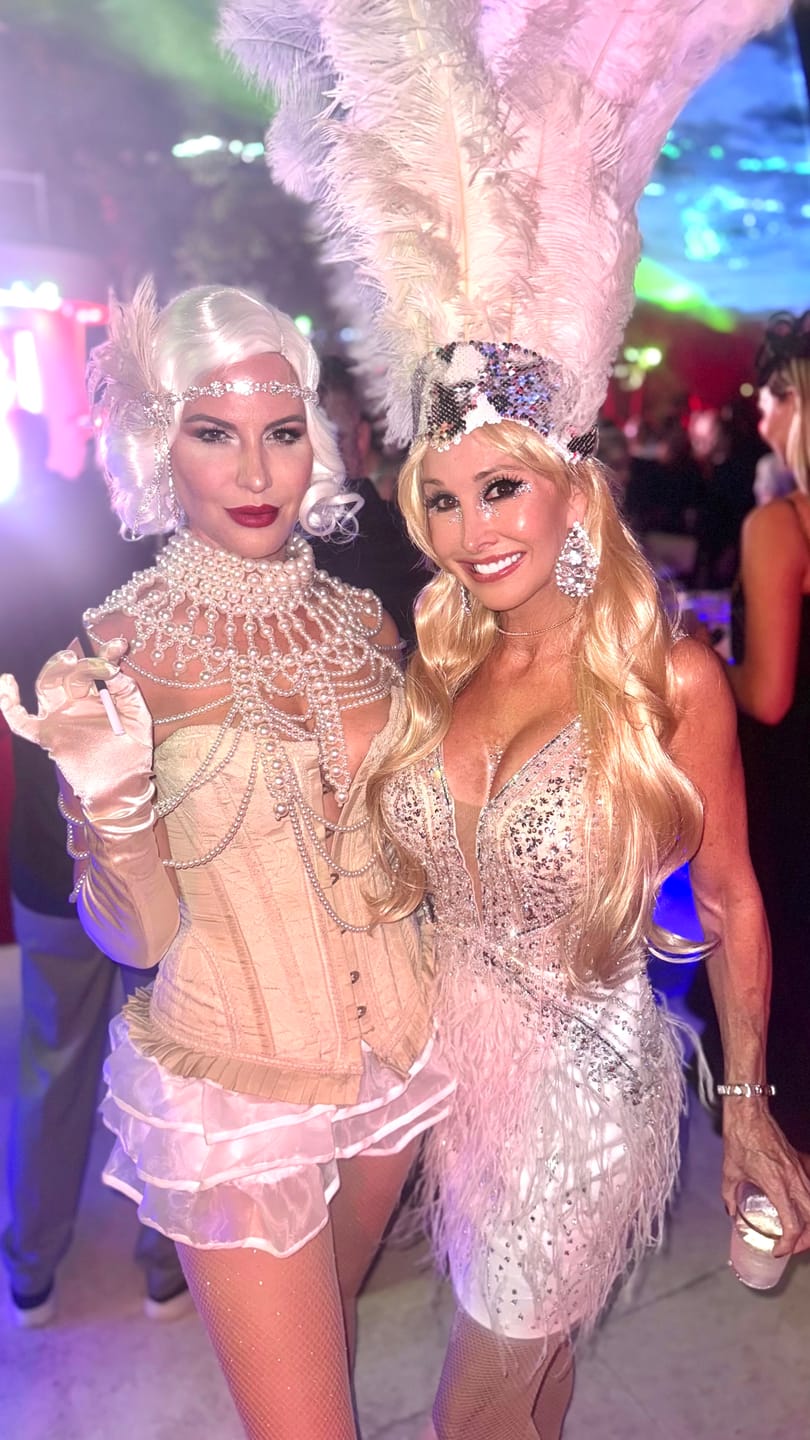 Customer photo review of white Showgirl Open Face Ostrich feather Headdress