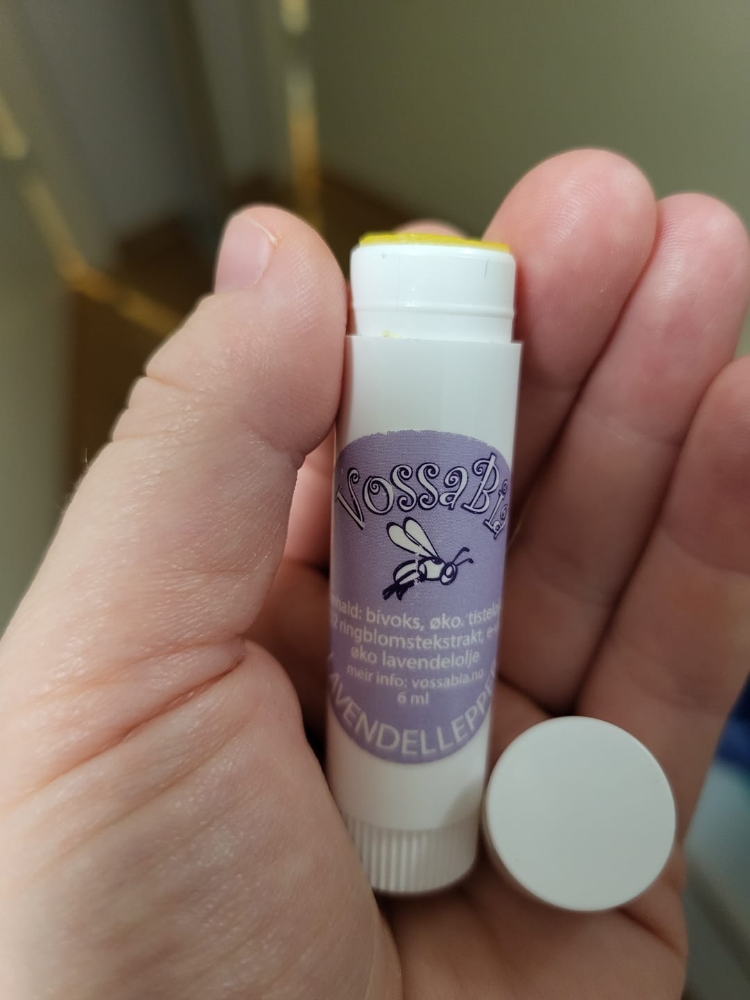 Reseña fotográfica de un cliente sobre el bálsamo labial de lavanda.