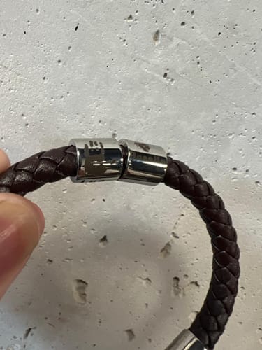Customer photo review of Bracelet en cuir personnalisé LOANYA avec empreintes de main ou pied