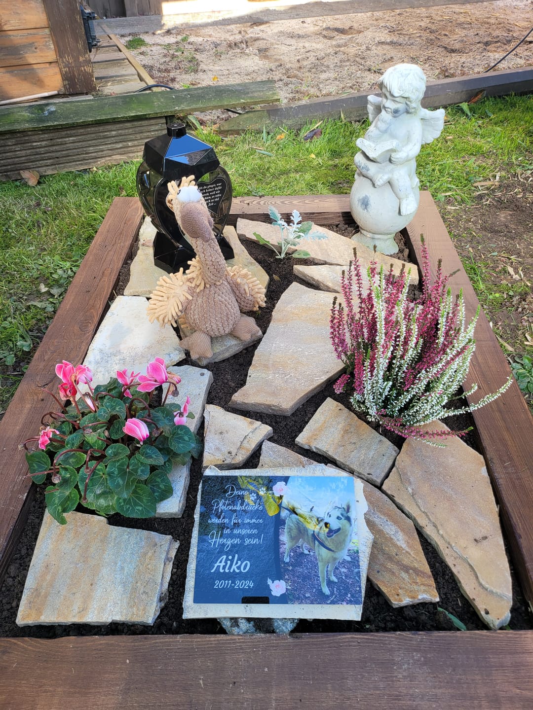 Customer photo review of Hunde Gedenktafel mit Foto & Spruch (UV- & Wetterfest)