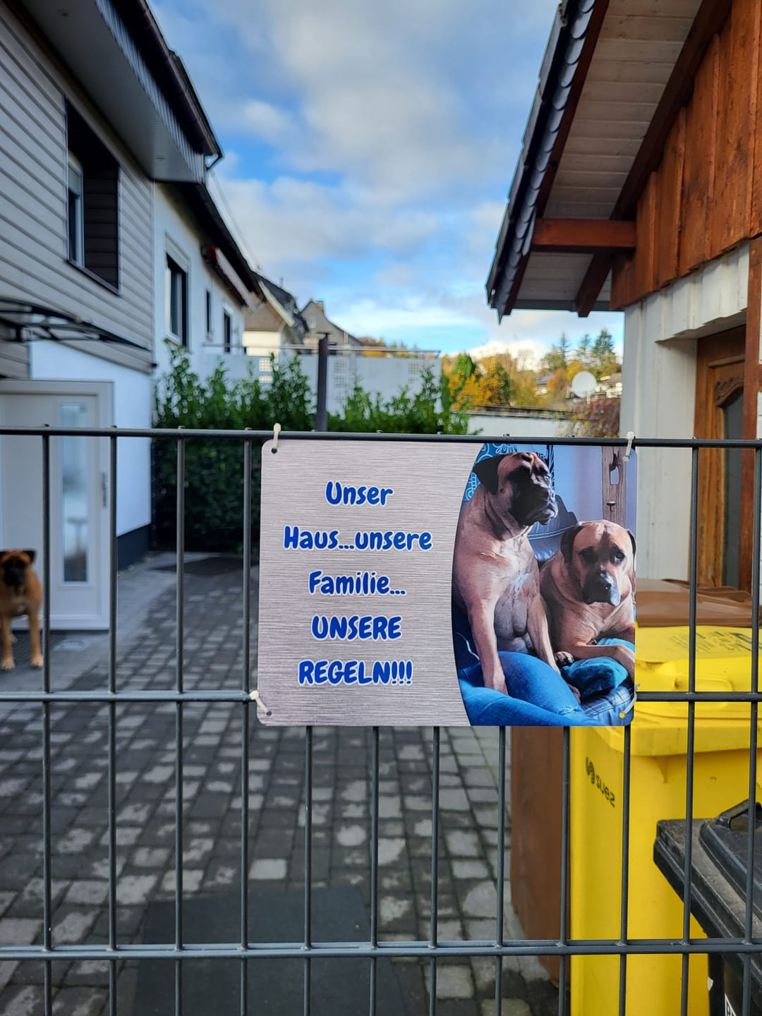 Customer photo review of Hunde-Türschild personalisiert mit Foto & Text (UV- und wetterfest)