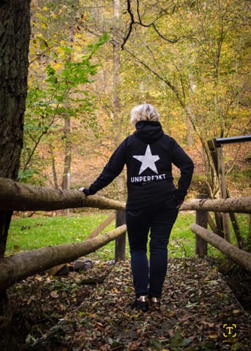 Customer photo review of Limited-Edition: Unisex Hoodie inkl. Armband »unperfekt mit Stern vorne bestickt & hinten bedruckt«