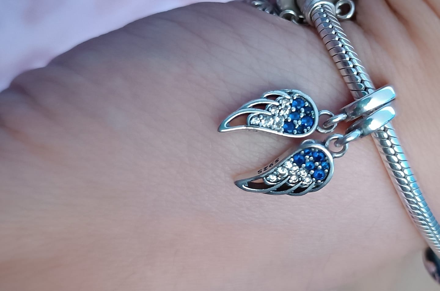 Customer photo review of Charm Alas de Arcangel Diamantadas
