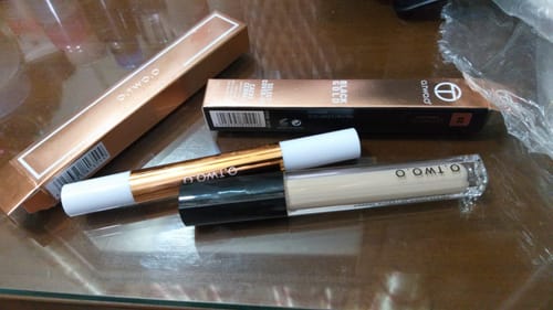 Customer photo review of O.TWO.O Black Gold Cover-Up Radiant Creamy Concealer