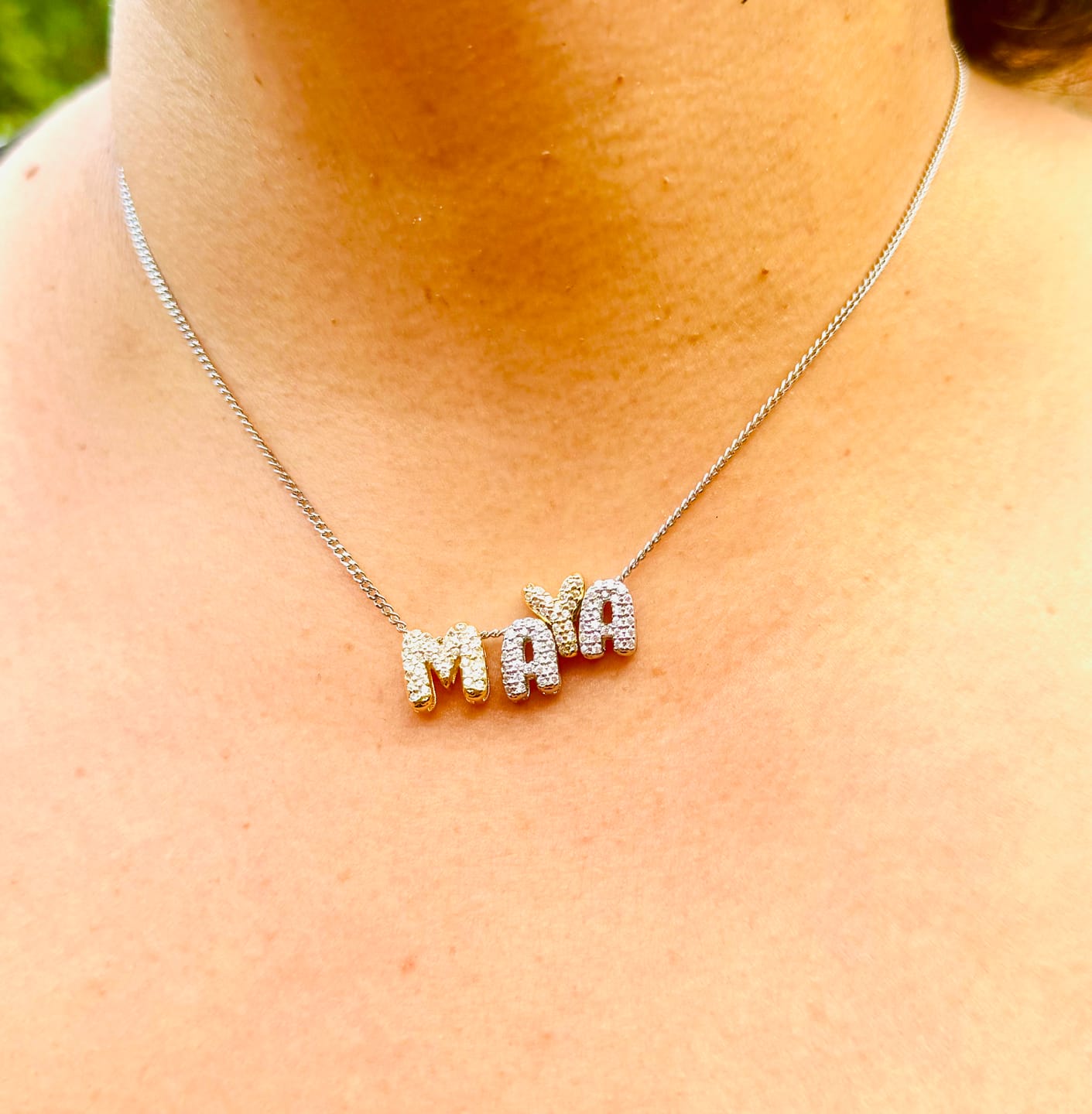 Customer photo review of Personaliza Tu Collar Inicial Mini Bubble Combinado Zirconias