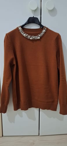 Customer photo review of Pulover Rosemary maro din tricot moale cu decolteu si mansete accesorizate cu perle