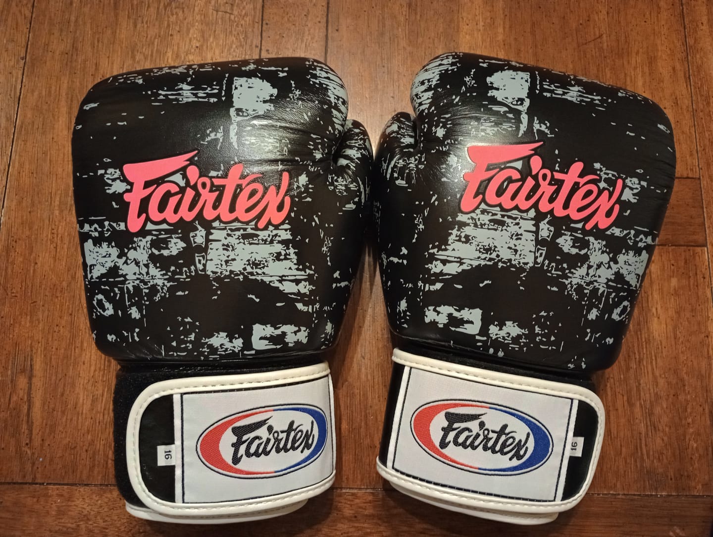 Customer photo review of Fairtex Dark Cloud BGV1 Muay Thai Boxing Glove