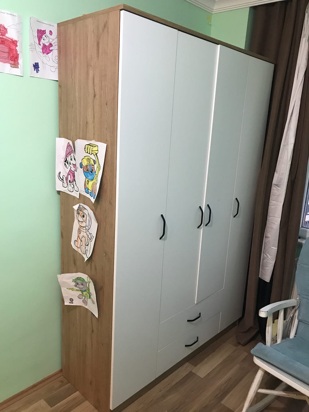 Customer photo review of Rani BA112 Geniş Gardırop Elbise Dolabı 4 Kapaklı 2 Çekmeceli 13 Raflı 1 Askılı Sepet Ceviz - Beyaz