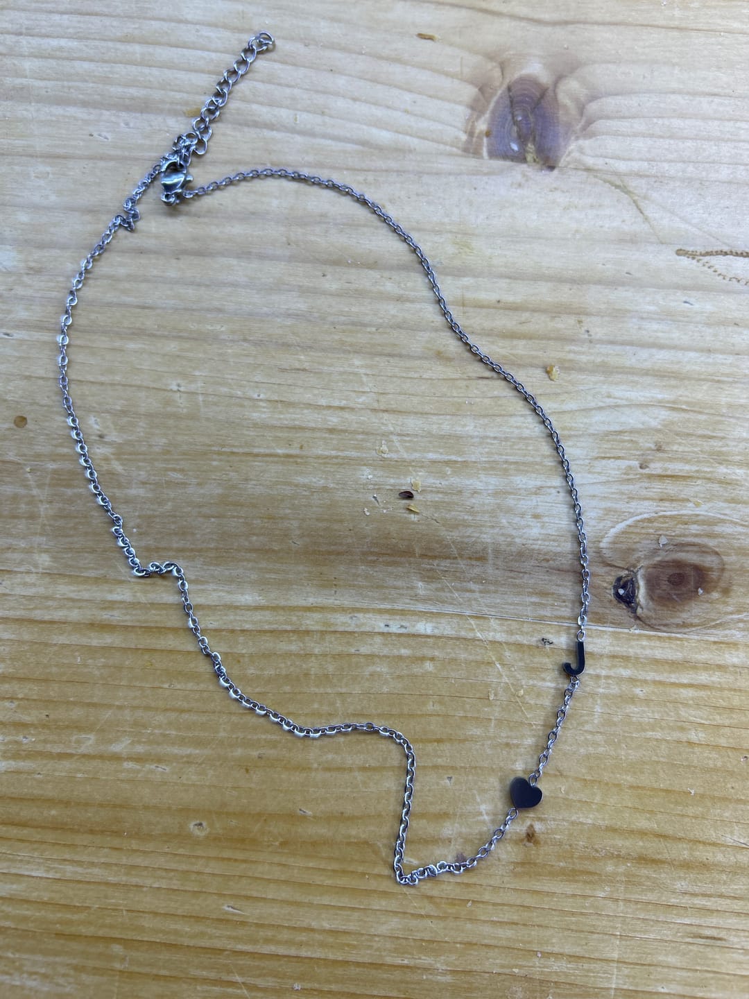 Customer photo review of Personalizovaný náhrdelník s ležatým iniciálem