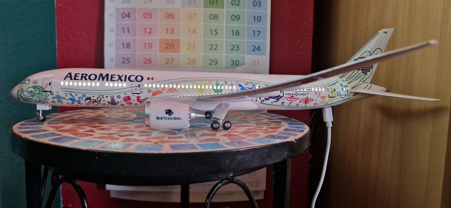 Customer photo review of B787-9 Aeromexico Quetzalcoatl - Scale 1/130 - 43cm - 16.9 in