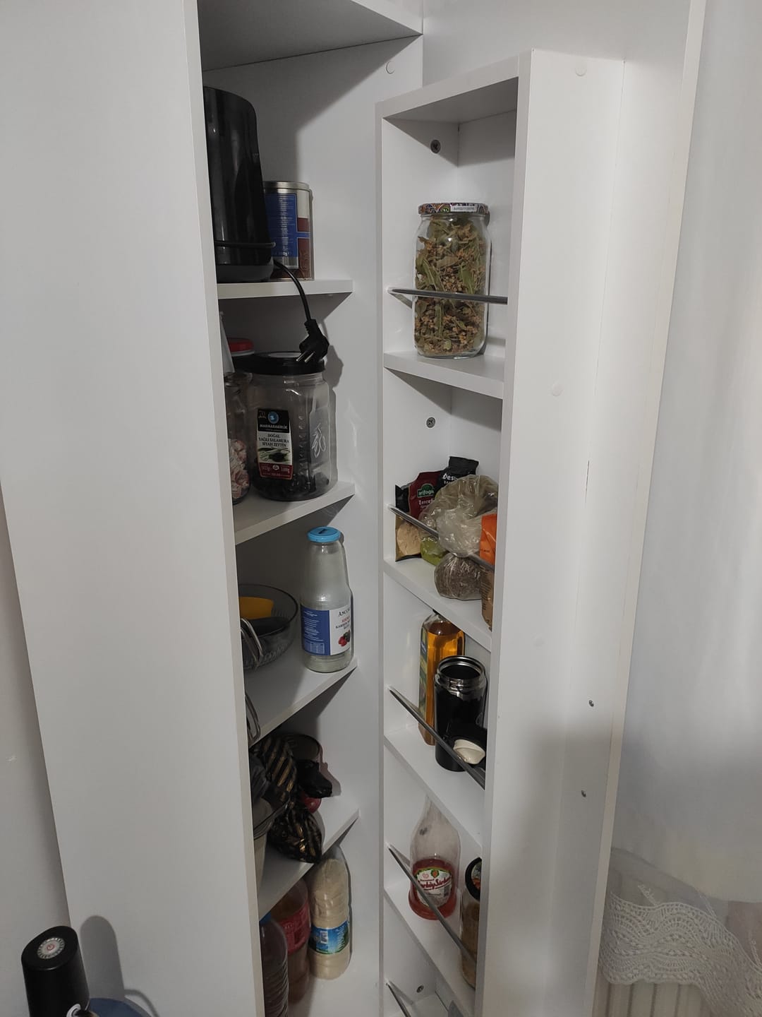 Customer photo review of Rani JE104 Çok Amaçlı Dolap Tekerlekli Tek Kapaklı Kiler Erzak Mutfak Dolabı Beyaz