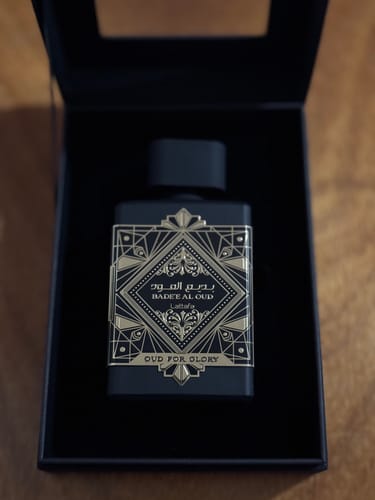 Reseña con foto de un cliente sobre Perfume Lattafa Oud For Glory Bade'e Al Oud 100ml EDP