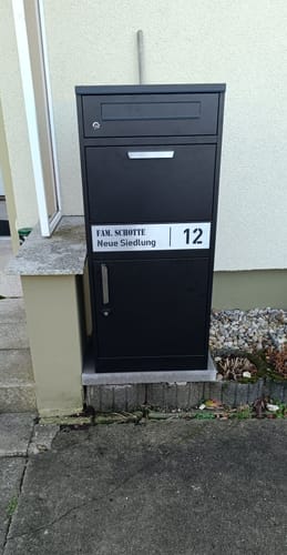 Customer photo review of AlbersDesign Stand-Paketbox PB1 Schwarz (RAL9005) personalisiert mit Edelstahl-Schild