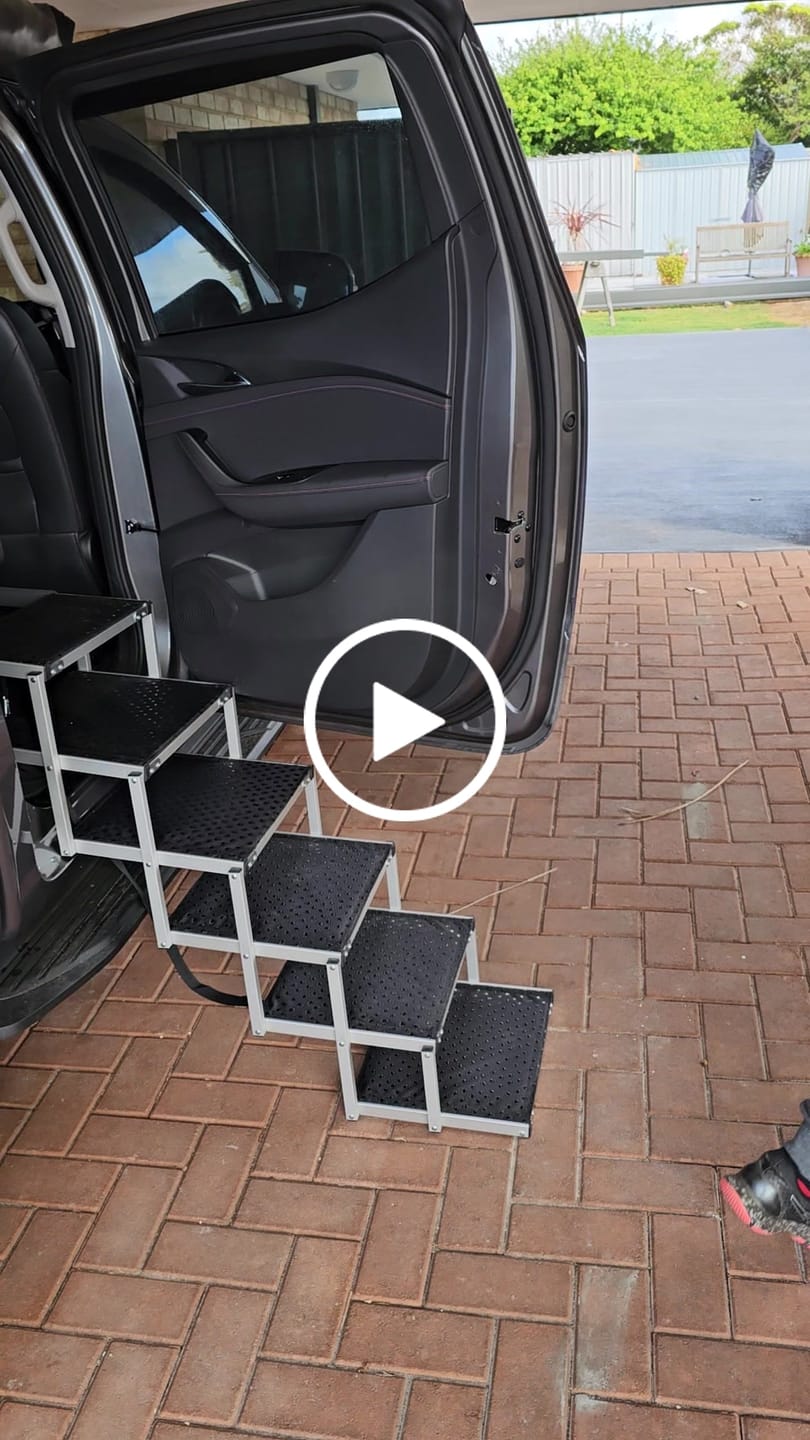 Customer video review of PaWz Foldable Aluminum Pet Steps