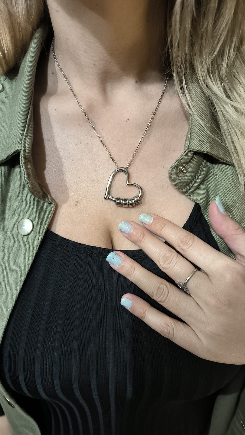 Customer photo review of LOANYA Collar Corazón con Cuentas Personalizada