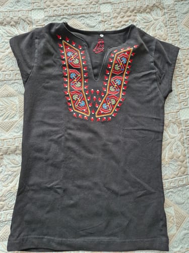 undefined review of Tениска с V-деколте с шевица от Софийско image 1 out of 2