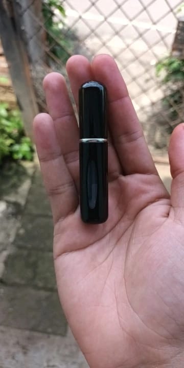 Customer photo review of Enamel-Coated Atomizer 5ml Perfume Bottle Refillable — Black | KIMLUD