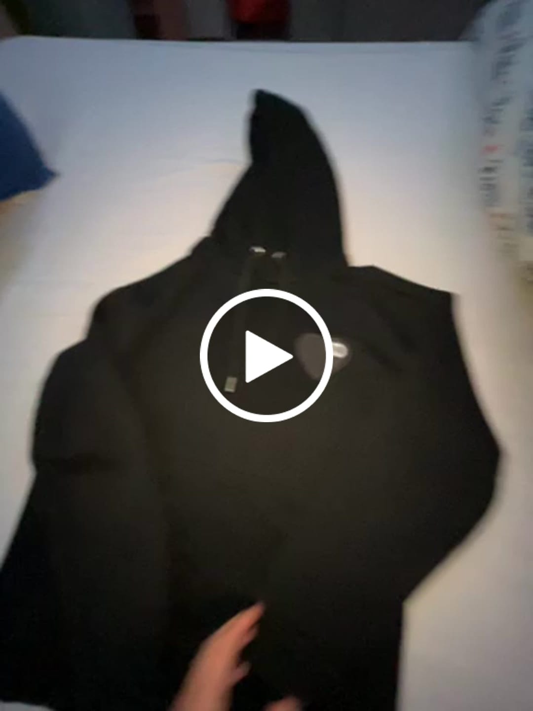 Customer video review of SWEAT À CAPUCHE NOIR AVEC DÉTAIL CŒUR GRIS