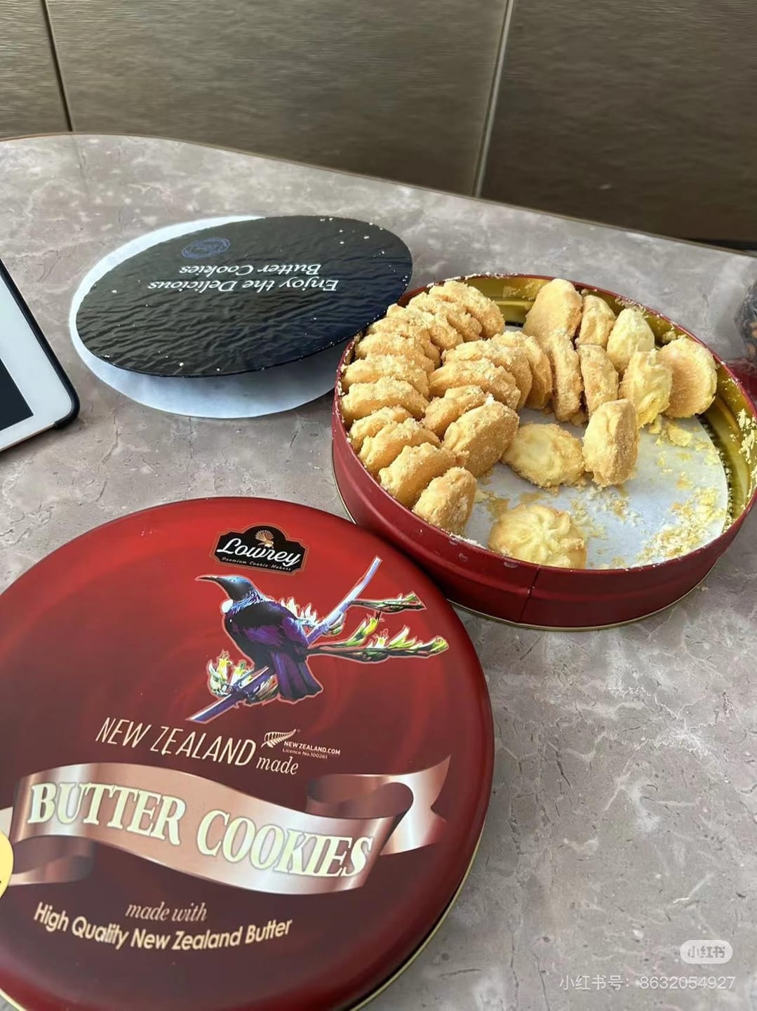 Customer photo review of 4 Tins of Lowrey Handmade Plain Butter Cookies (Value Pack)