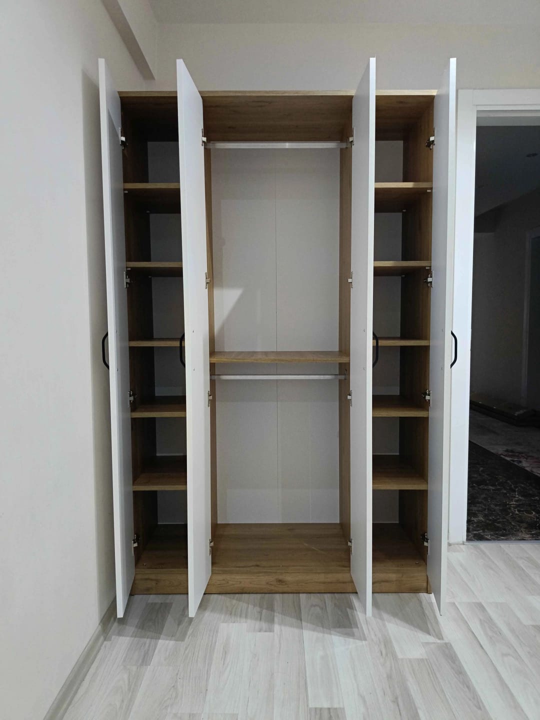 Customer photo review of Rani BA116 Geniş Gardırop Elbise Dolabı 4 Kapaklı 12 Raflı 2 Askılı Sepet Ceviz - Beyaz