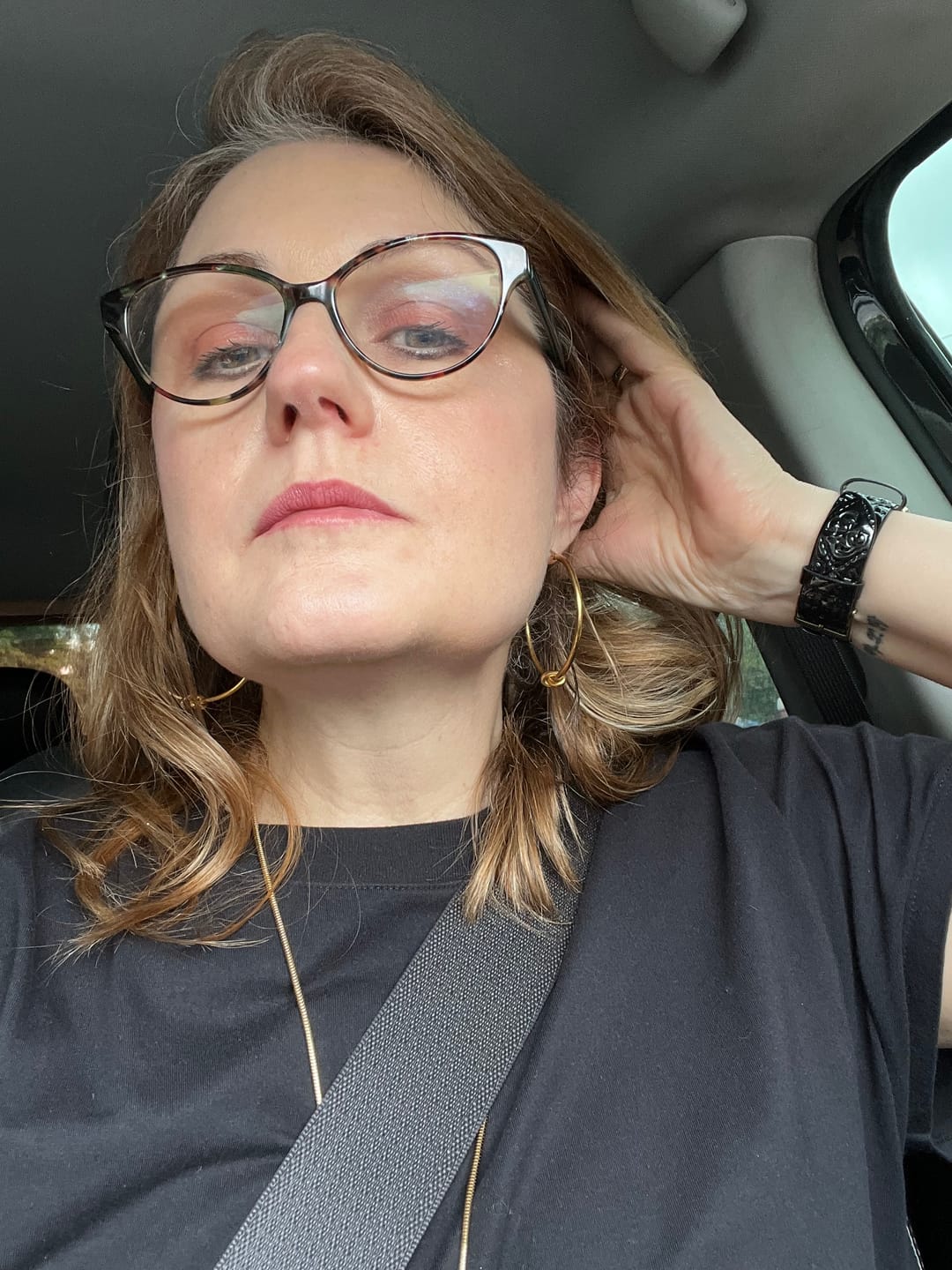 Customer photo review of Brinco de Argola Nó Central Banhado em Ouro 18K
