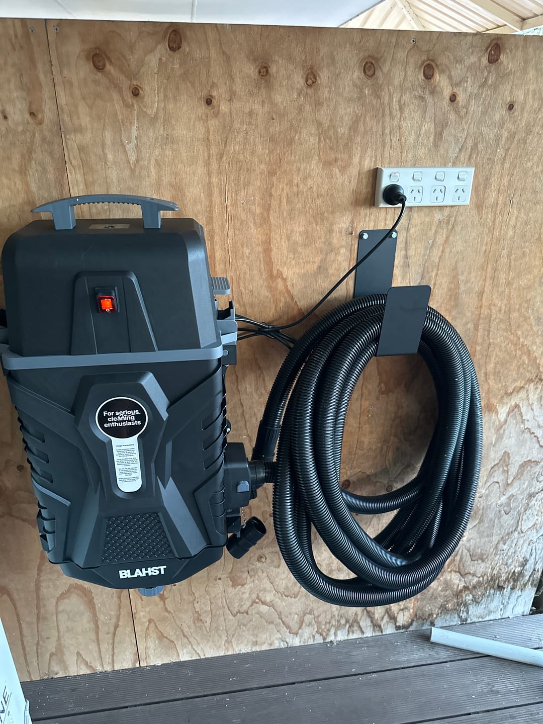 Customer photo review of K21 Wall-Mounted Vacuum