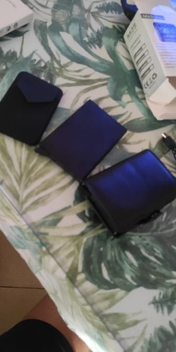 Customer photo review of Metallic Wallet Slim Pop Up RFID Cardholder — Black | KIMLUD