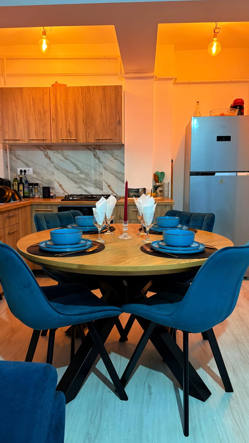 Customer photo review of Masa RITMO, stejar/negru, 120x120x78 cm