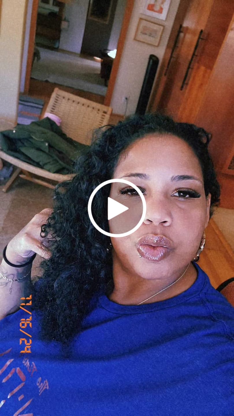 Customer video review of JYZ Tape in Hair Extensions Curly Human Hair Tape in Curly Extensions Double Sided Tape in Natural Curly Hair Extensions 100g 40 pcs