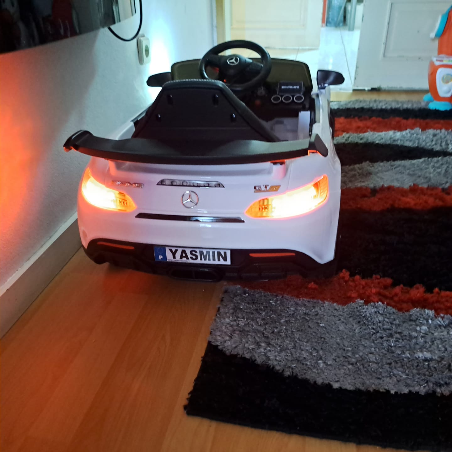 Customer photo review of Carro Elétrico para Criança MERCEDES GTR MINI 12v Branco c/ RODAS DE BORRACHA & ASSENTO EM PELE