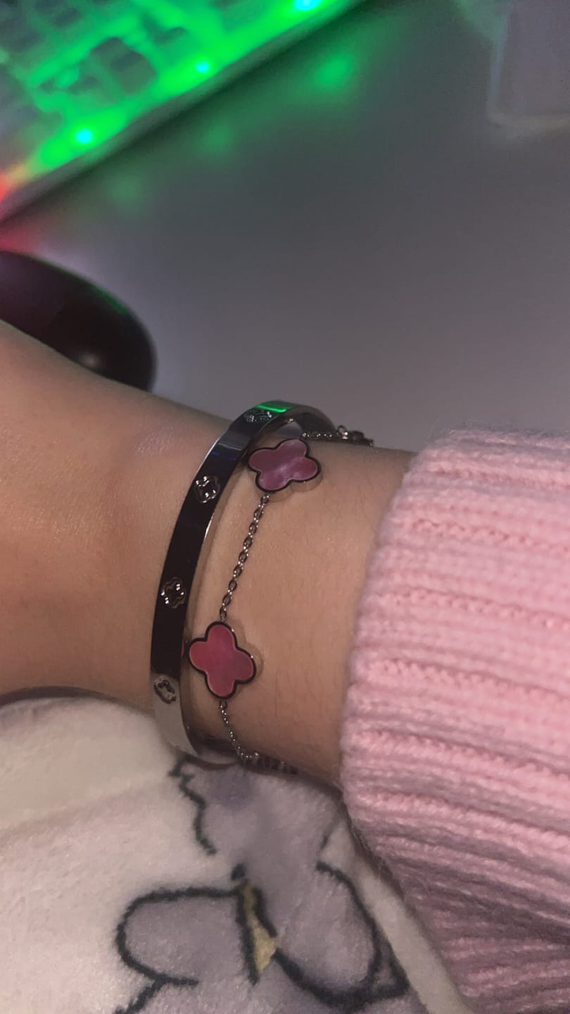 Customer photo review of Rosa Perlmutt Clover Armband | 18K vergoldet