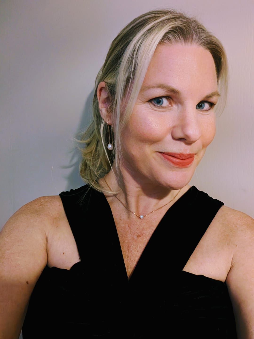 Customer photo review of Stranded Medium Flicky Clip-on Ponytail #18/22 Iris