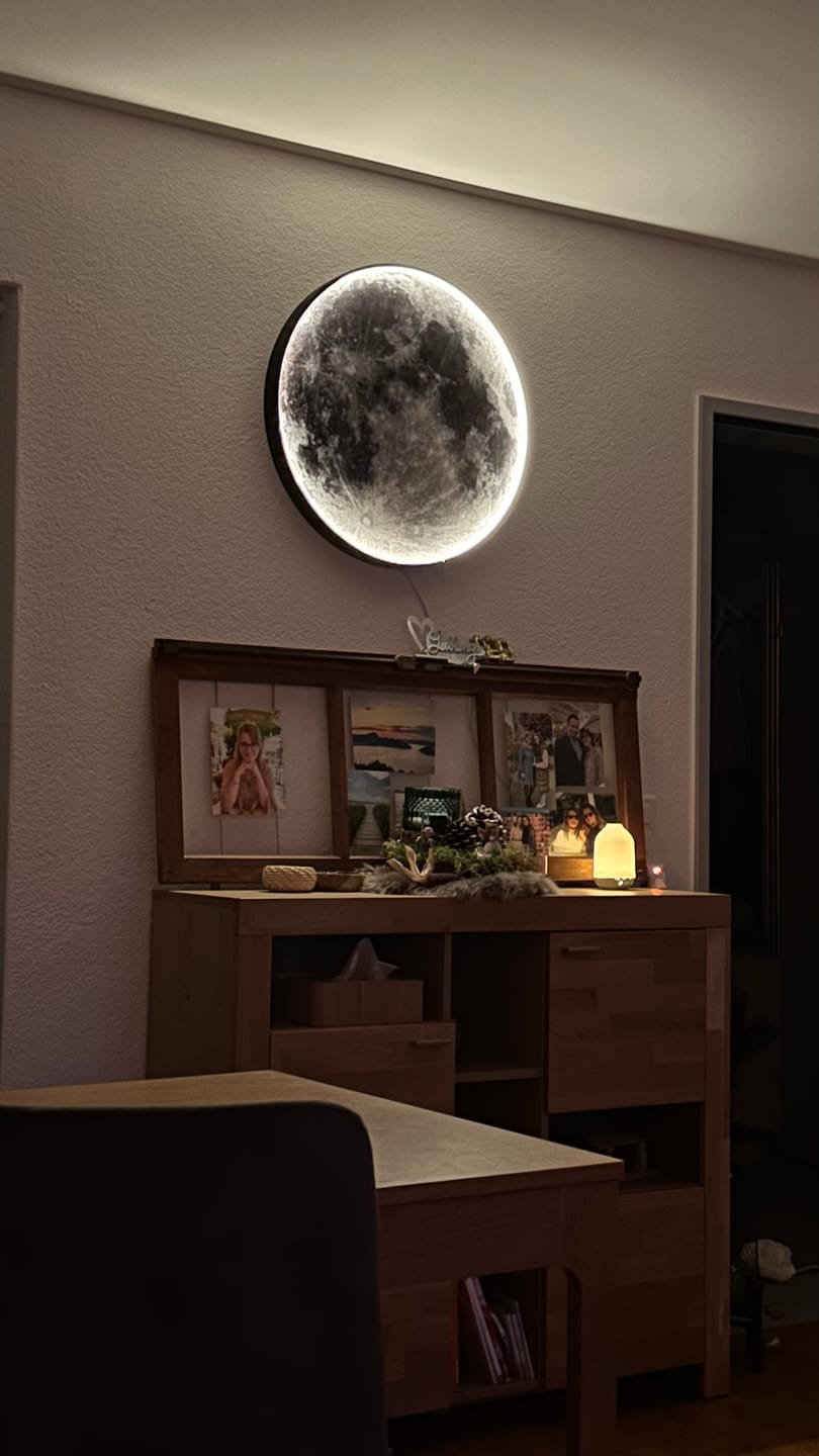 Customer photo review of Acryl-Wandbild mit Beleuchtung Moon 100cm