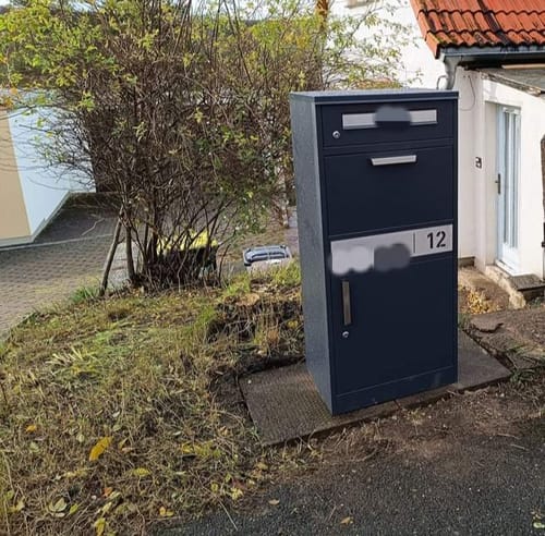 Customer photo review of AlbersDesign Stand-Paketbox PB1 anthrazit (RAL7016) personalisiert mit Edelstahl-Schild