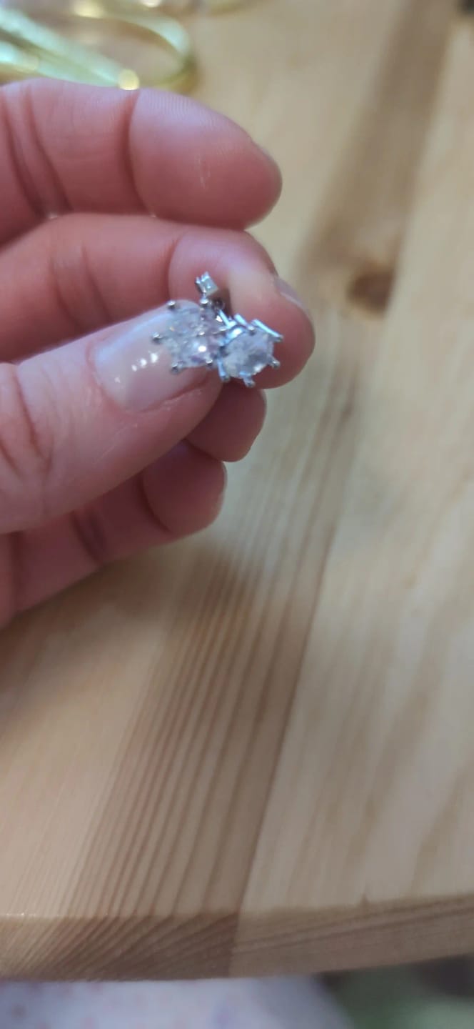Customer photo review of Cubic Zirconia Stud Earrings Simple 0.7 Carat — Rose Gold | KIMLUD