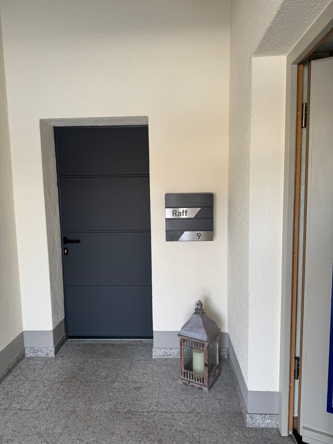 Customer photo review of AlbersDesign Briefkasten B1 Eisenglimmer (DB703) personalisiert mit Edelstahl-Schildern